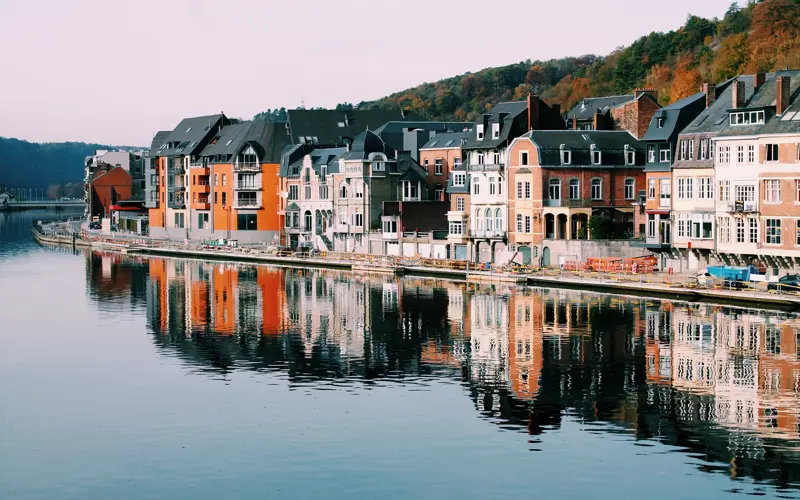 En by ved en flod i Belgien