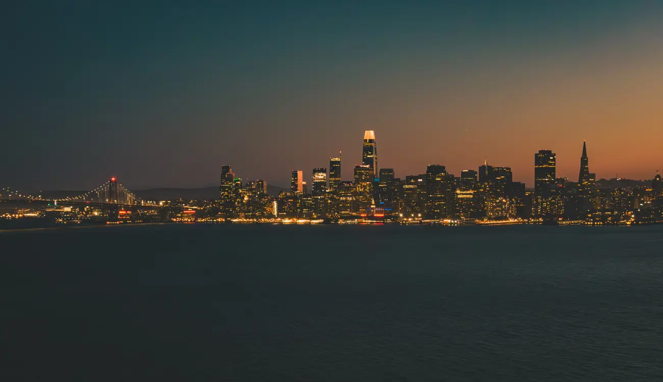 San Francisco set om aftenen med lysene fra bygningerne